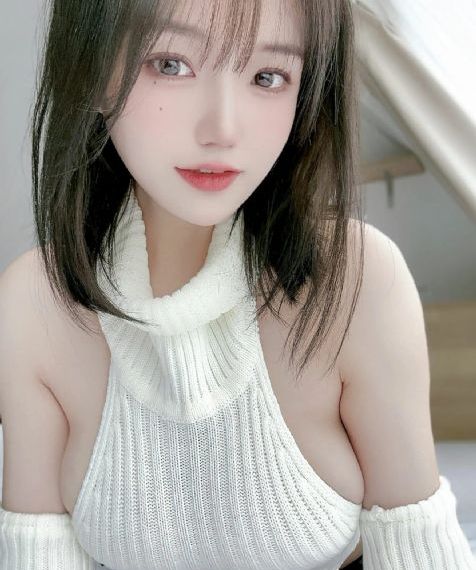 女大学生特殊的精油按摩